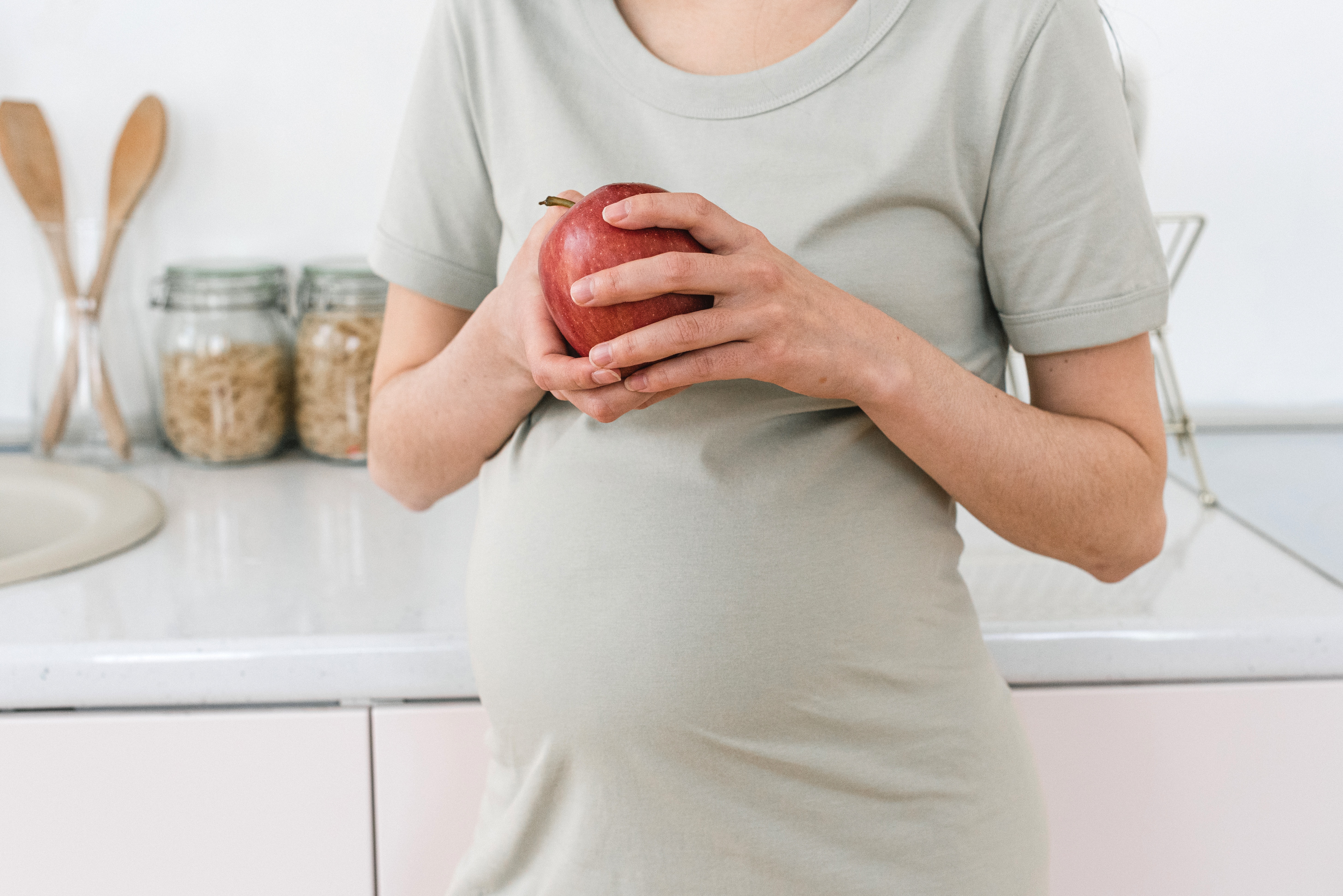  孕妇早产有什么症状？如何预防早产的发生？